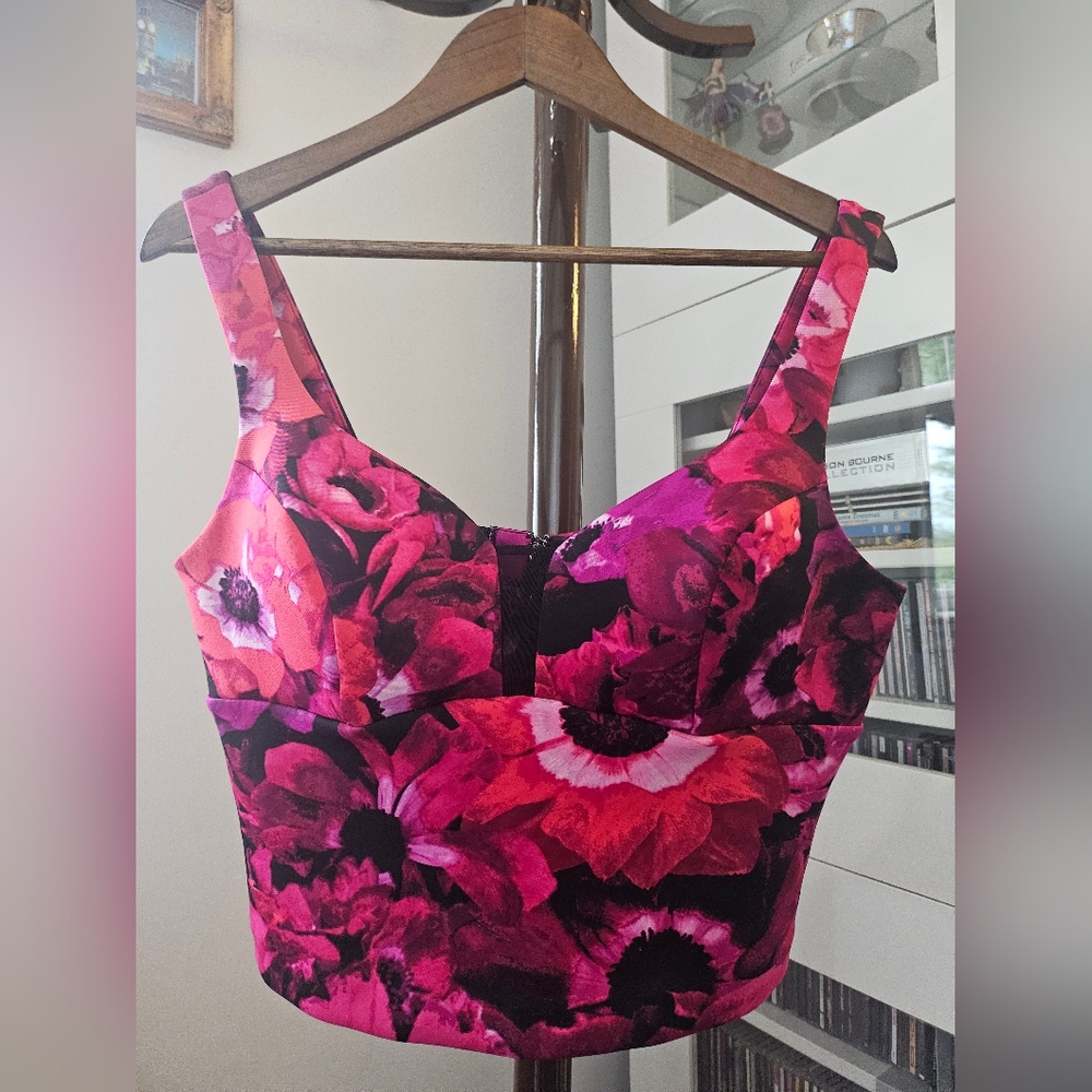 Guess "Shaine high" poppy patterned zip back tank. Size Large.